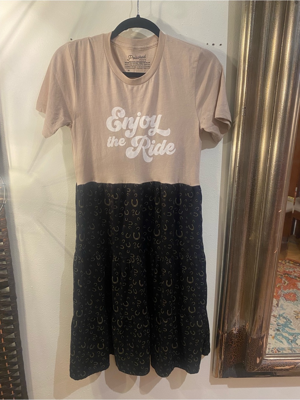 Polaroid “Enjoy the Ride" Two-Tone T-Shirt Horseshoe tiered rayon skirt blk/tan
